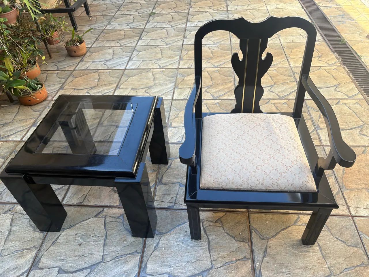 Vendo par de poltronas e duas mesas de canto - Foto 3