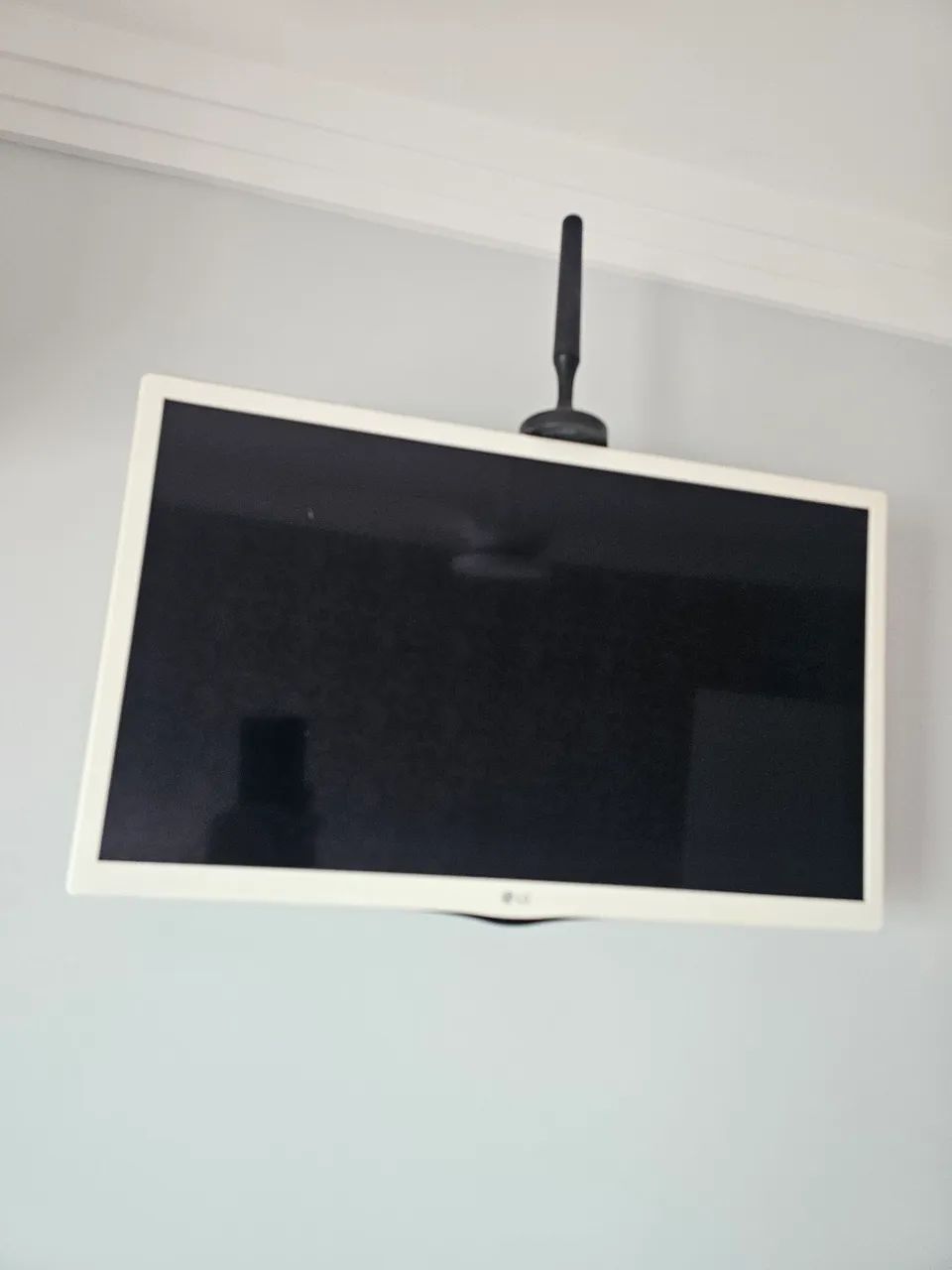TV LG 24 polegadas digital com suporte articulado 