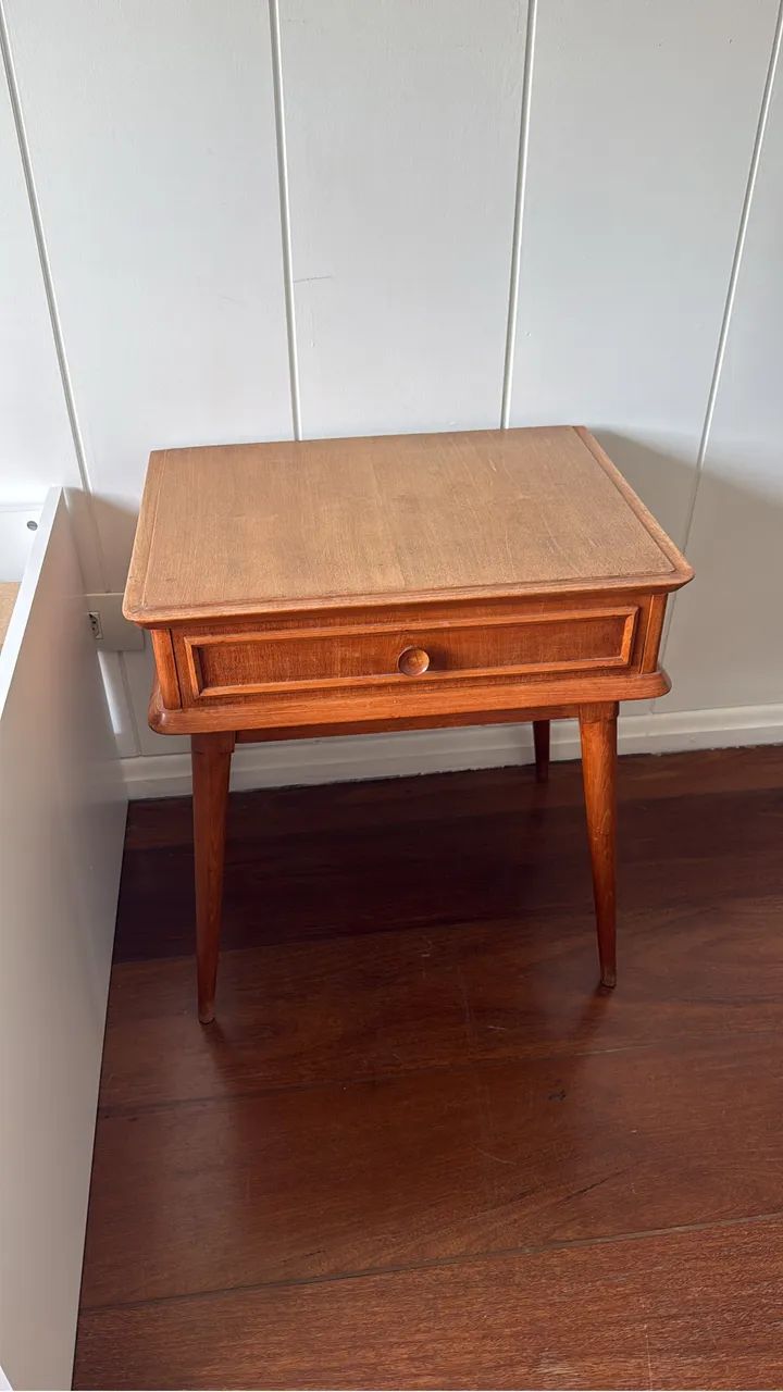Mesa cabeceira pés palito vintage
