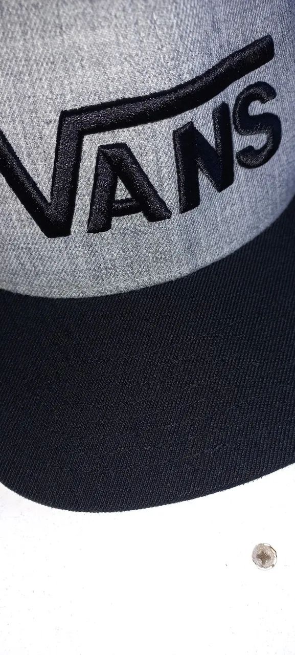 Boné Vans Drop V II Snapback cinza e preto com aba reta e o logo bordado. - Foto 3
