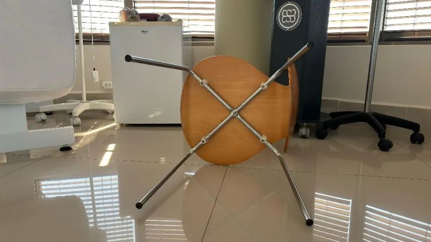 Cadeira de Design em Madeira Curvada com Pés Cromados  - Foto 5