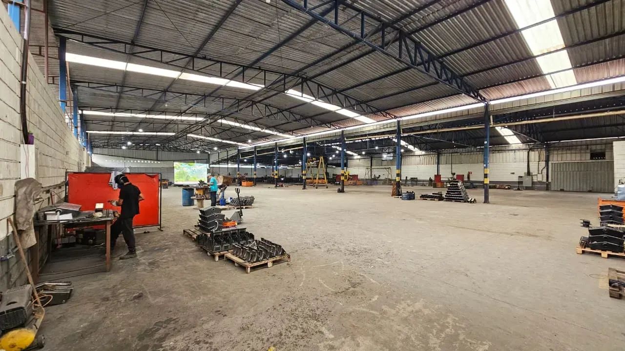 Terreno com 29.830m² de área, sendo em torno de 19.000m² com terraplanagem e 6.400m² de ga - Foto 2