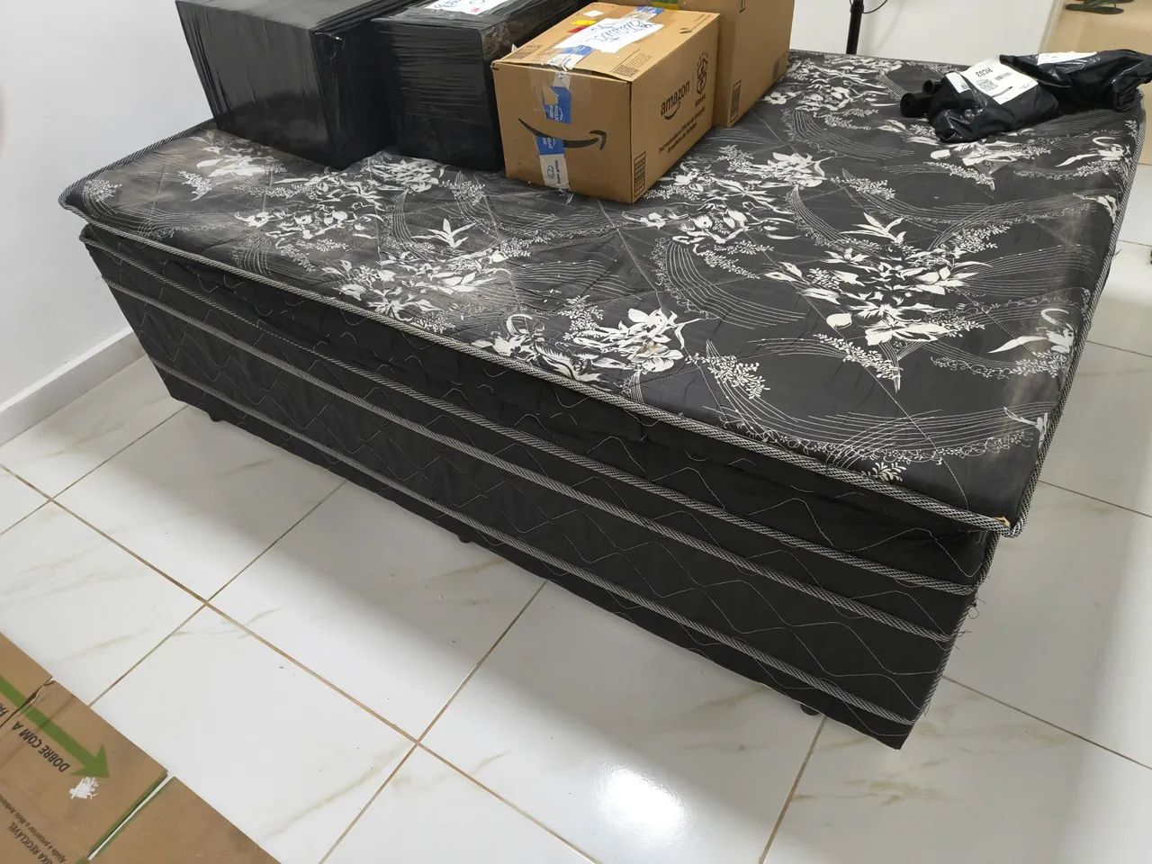 Cama Box, semi nova, em excelente estado