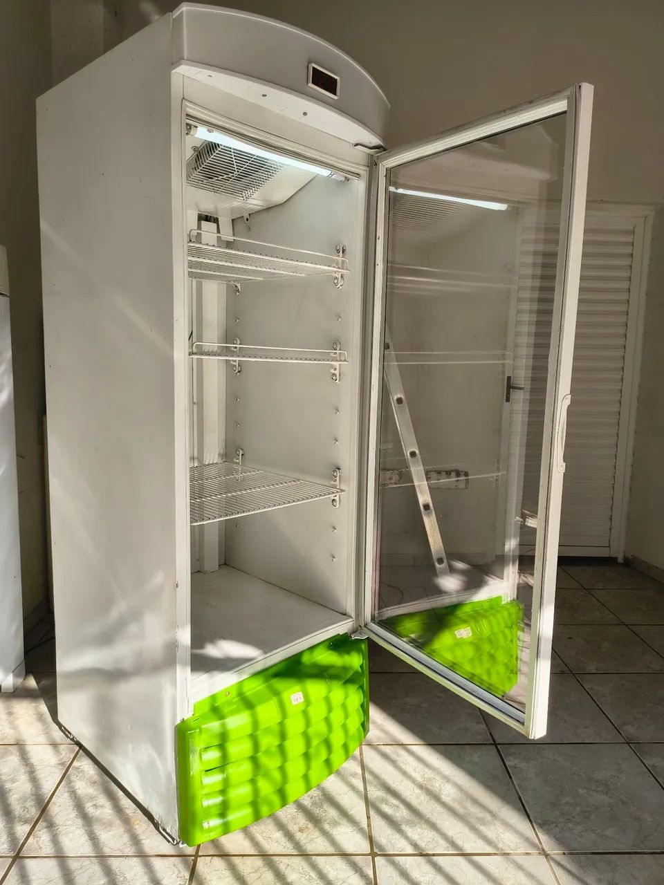 Expositor de bebidas grande