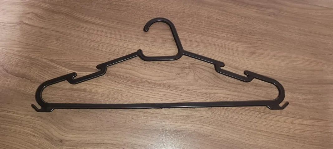 Kit Com 10 Cabides De Plástico Adulto Cor Preto - Foto 2