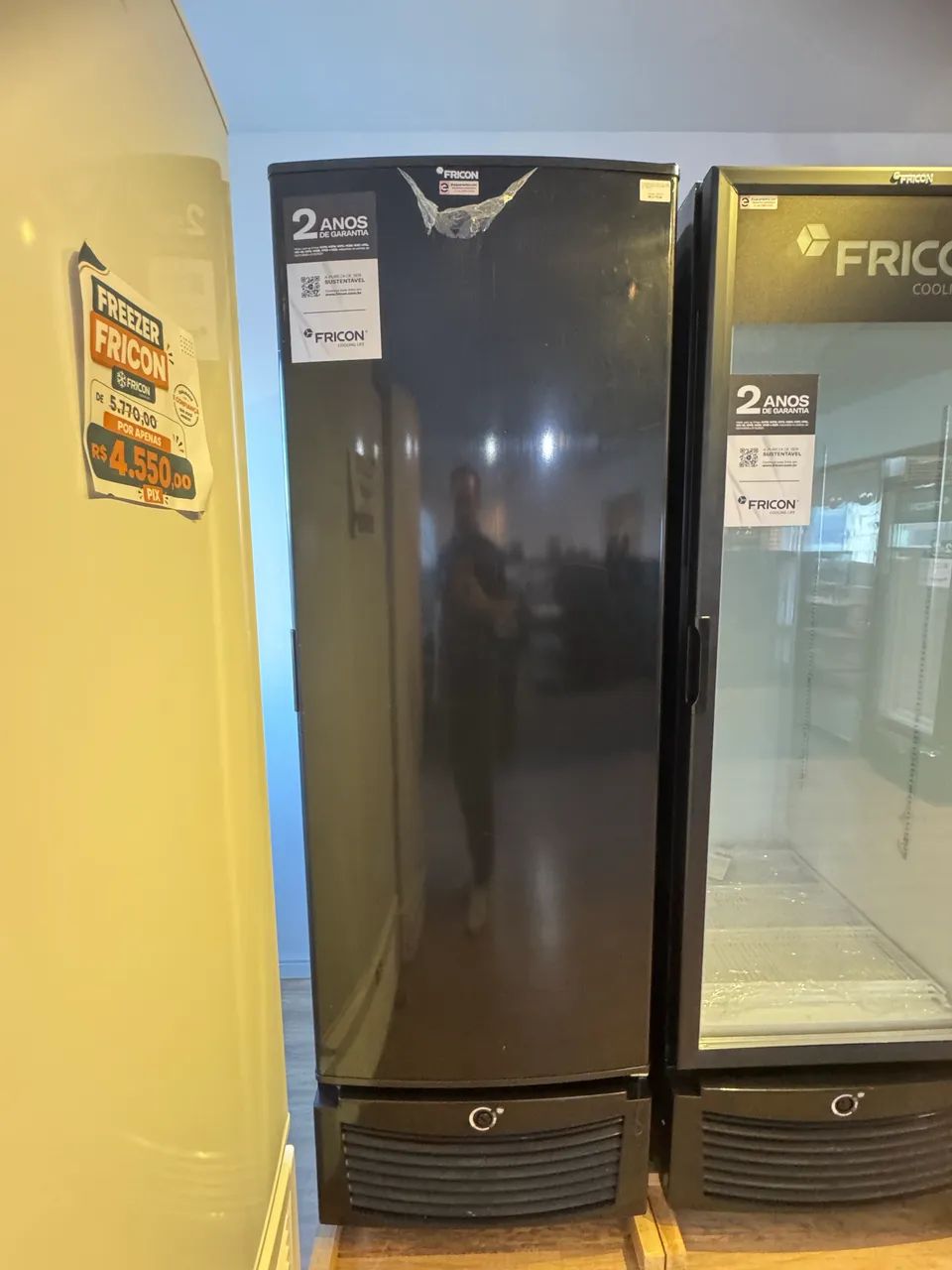 Freezer vertical porta sólida 569 litros Preto novo 
