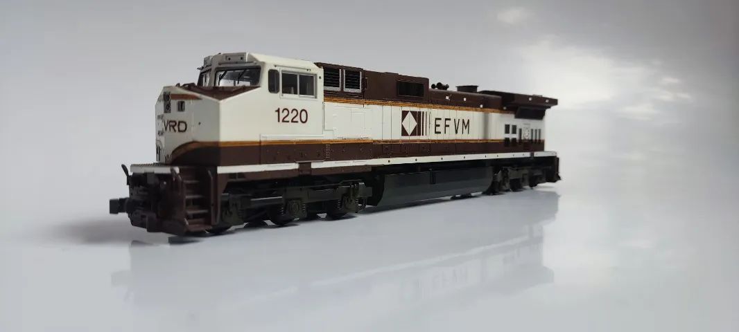 Locomotiva DASH9  EFVM HO KATO
