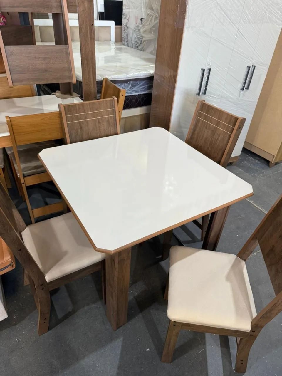 Mesa com 4 cadeiras - entrego hoje 