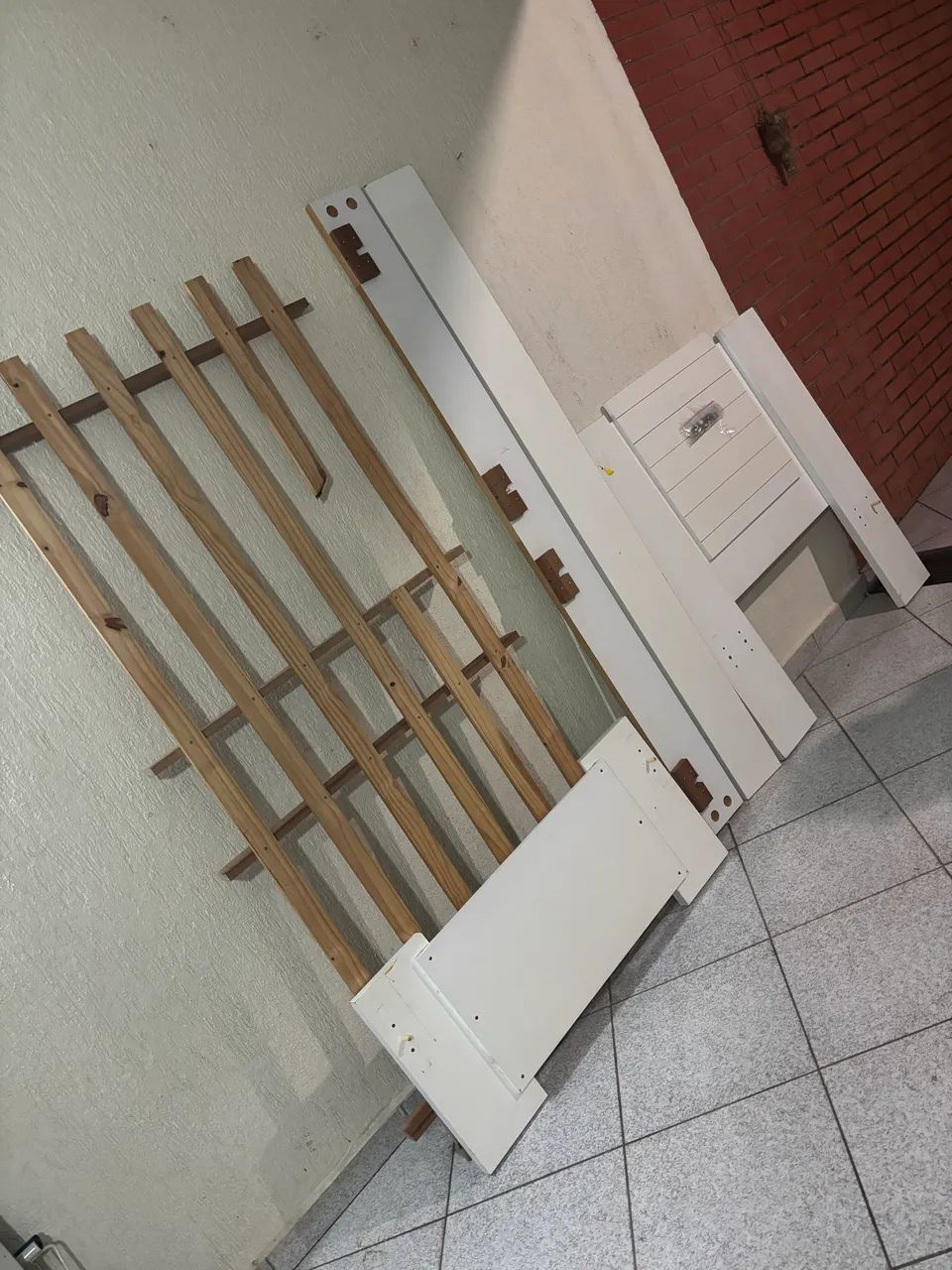 Vendo cama de solteiro de madeira MDF - Foto 2