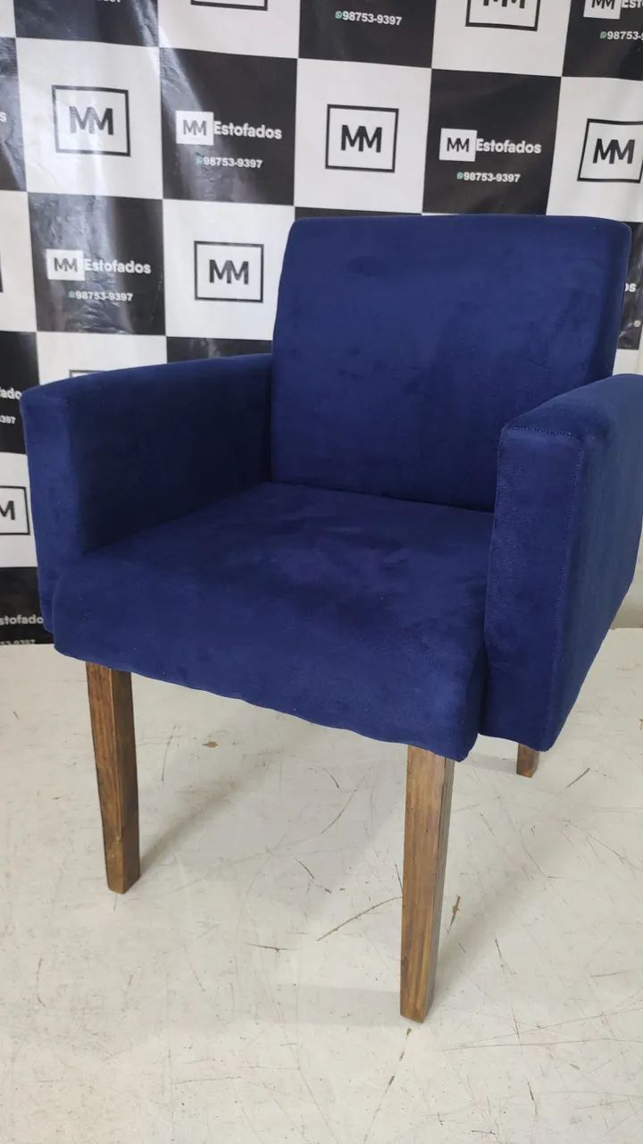 Poltrona decorativa pés de madeira maciça  - Foto 4
