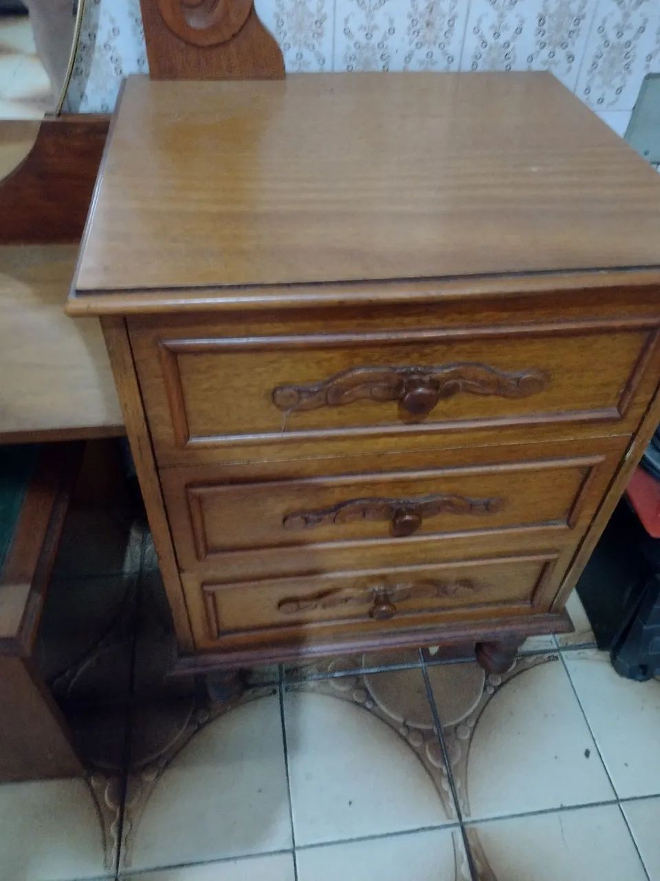 Vendo penteadeira de madeira maciça com 6 gavetas  - Foto 3