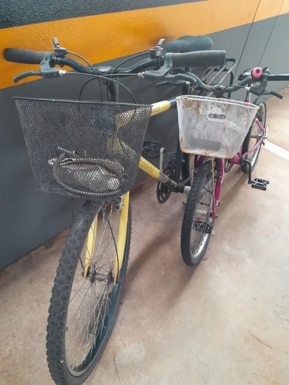 2 bicicletas precisando de reforma