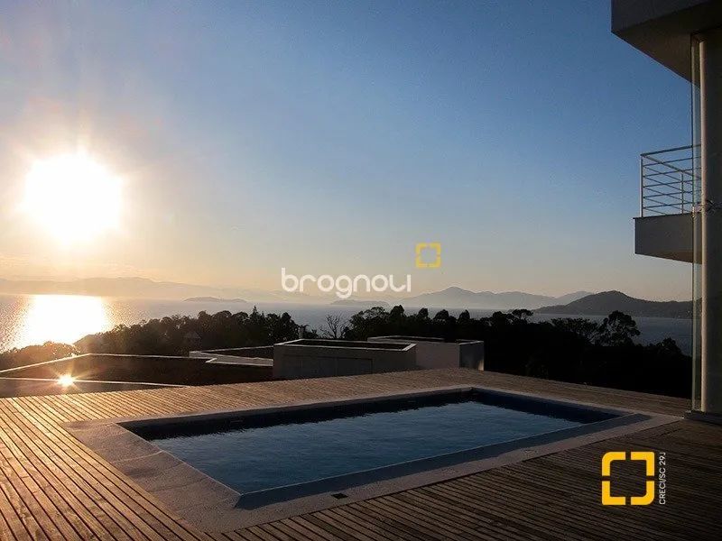 Casa com 718,78m², 3 dormitórios, 3 Suítes no Cacupé em Florianópolis
