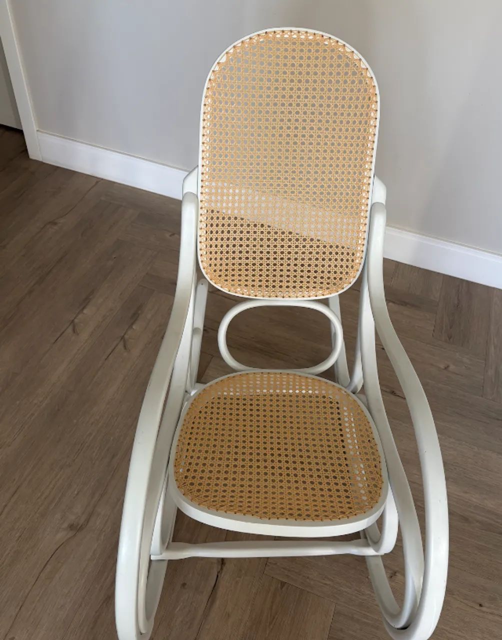 Cadeira balanço Thonet restaurada branca - Foto 2