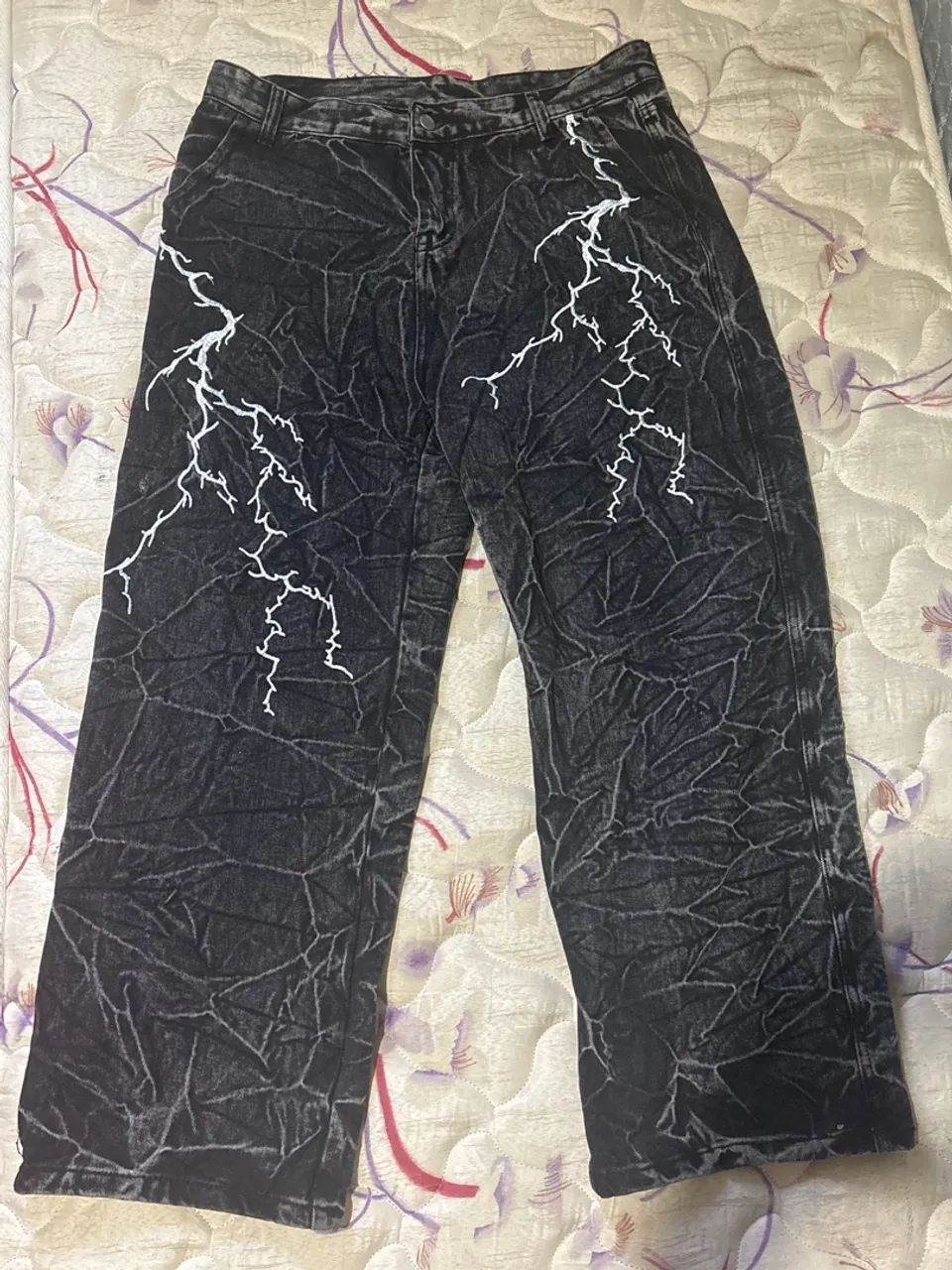 Calça estilosa com raios praticamente nova e sem uso 