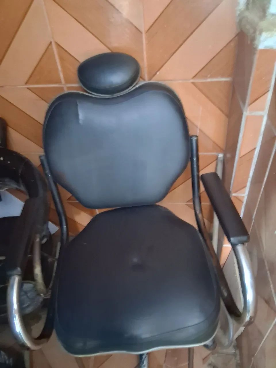 Vendo 2 cadeiras de barbeiro  - Foto 2