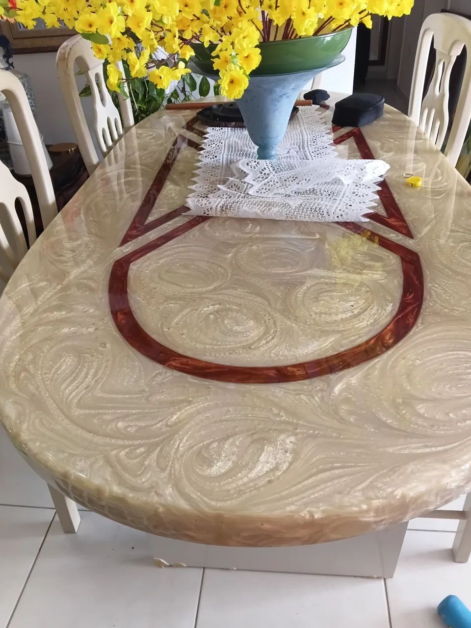 Mesa de jantar , resina perolada, com cinco cadeiras.