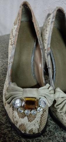 Sapatos saltos altos com pedra bordada, número 37 - Foto 2
