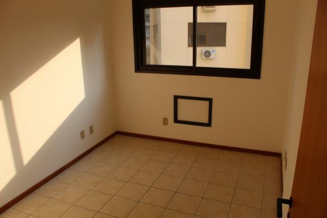 18317 - Apartamento com 3 dormitórios, sendo 1 suíte - 95 m²Centro - Foto 8