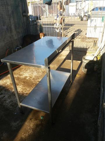 Mesa toda em inox 0.60x1.20 com encosto parede - Foto 3