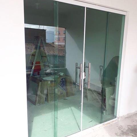 Fabricamos portas janelas em vidro temperado incolor verde fumê