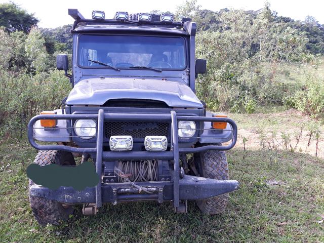 Jipe bandeirante toyota