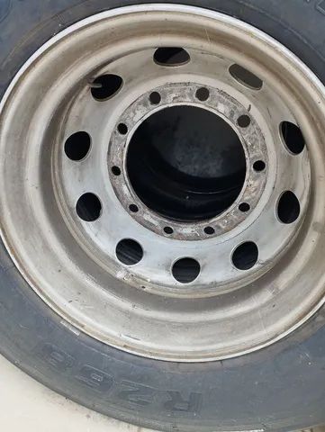 Vendo 03 pneus 295 22,5 com rodas de ferro