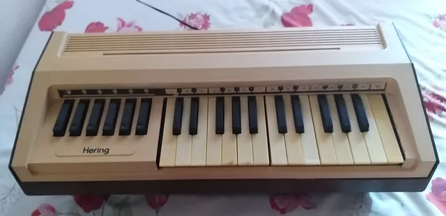 Magnífico piano infantil em madeira, teclas se moviment