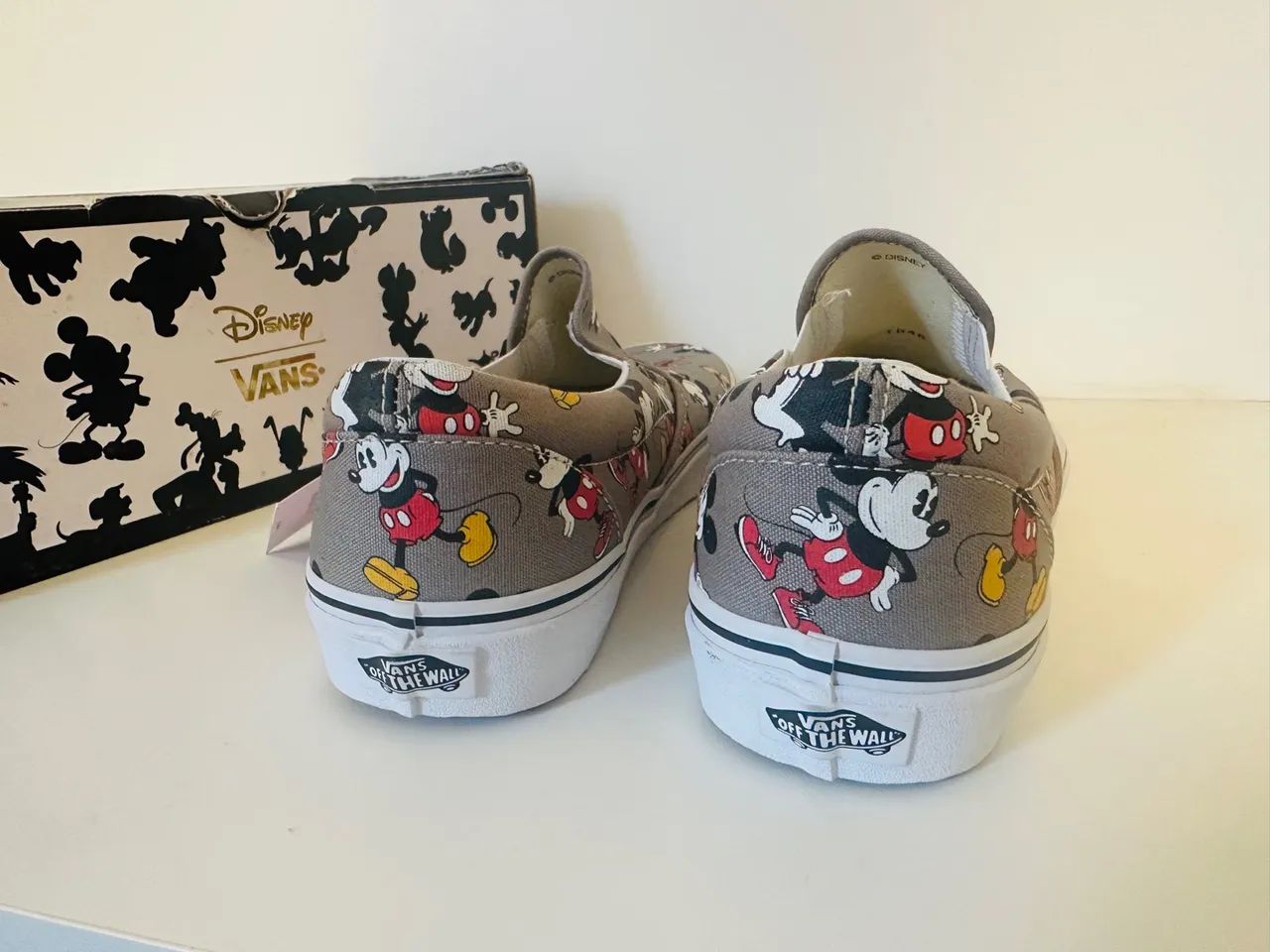 Tênis Vans Slip-On Disney Mickey Mouse Cinza - Foto 5
