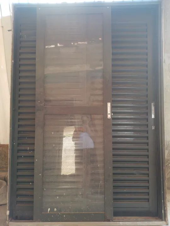 Porta de correr com vidro e veneziana