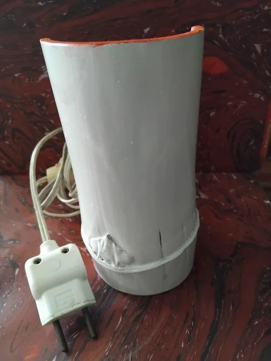 Luminária artesanal,  de bambu,  pintada. 