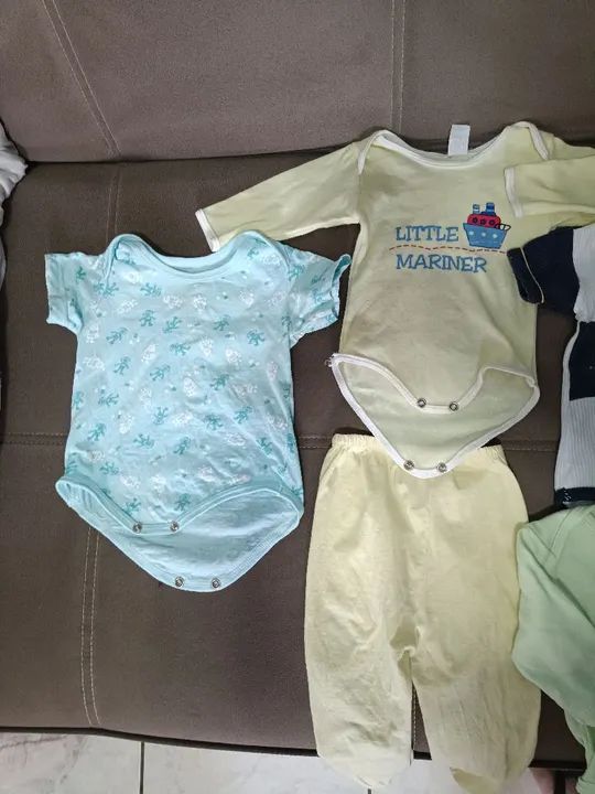 Lote de Roupas de Bebê - Macacões e Bodies - Tamanho RN,P, M, GG, tamanhos variados  - Foto 2