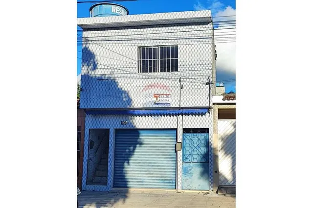 Sobrado à Venda em Lajedo com Ponto Comercial, Casa Térrea e 2 Apartamentos