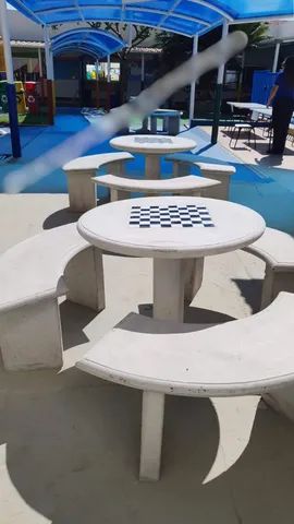 Mesa em concreto com tabuleiro para xadrez/damas e 03 bancos meia-lua - Foto 2