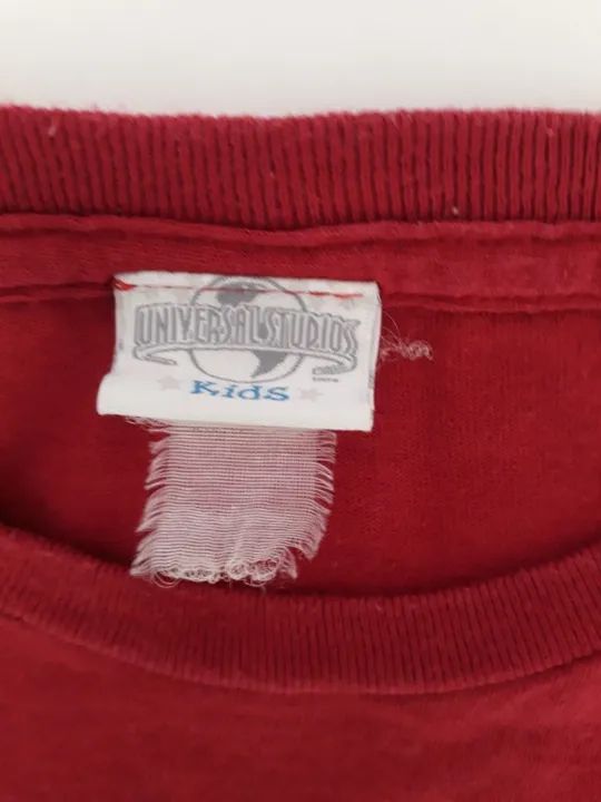 Camiseta Infantil Universal Studios -Vermelha - Tema Dinossauros-tam P - Usada - ótima - Foto 5