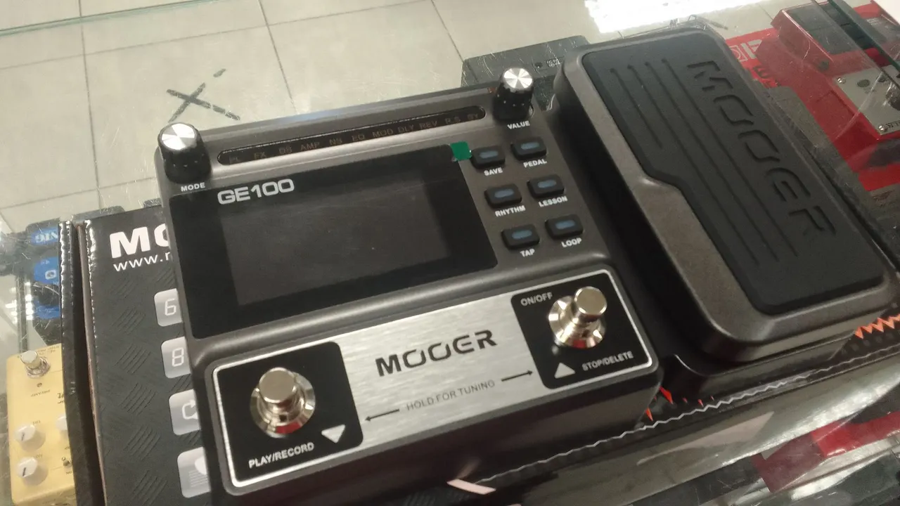 Pedaleira Mooer GE100 p/ guitarra
