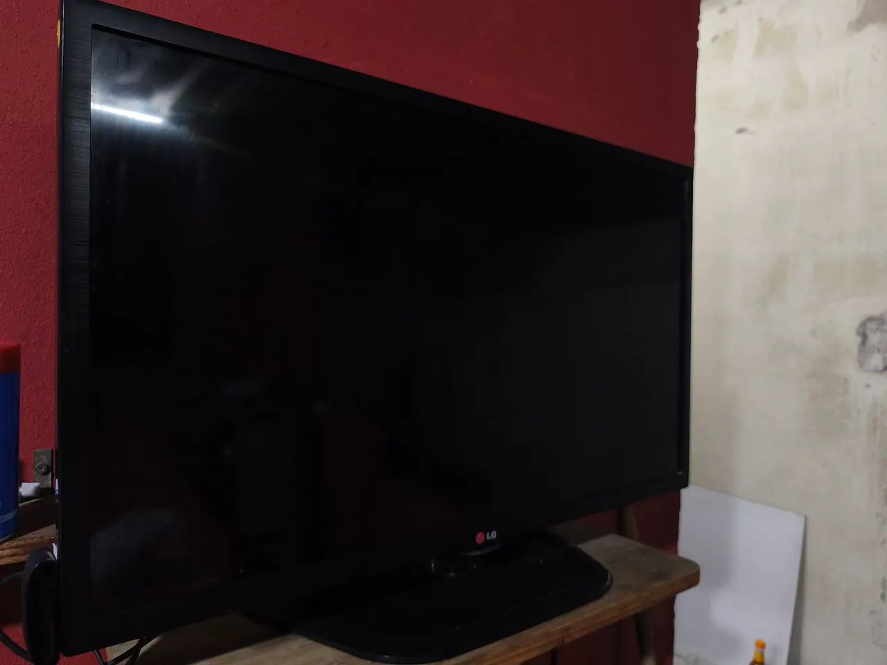 TV LG 32 POLEGAS com aparelho que a deixa smart sistema Roku tv64306323702914121