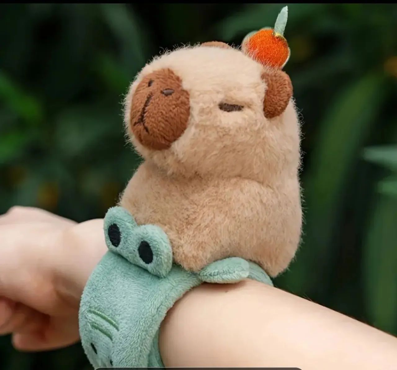 Pulseira de pelúcia capivara, nova