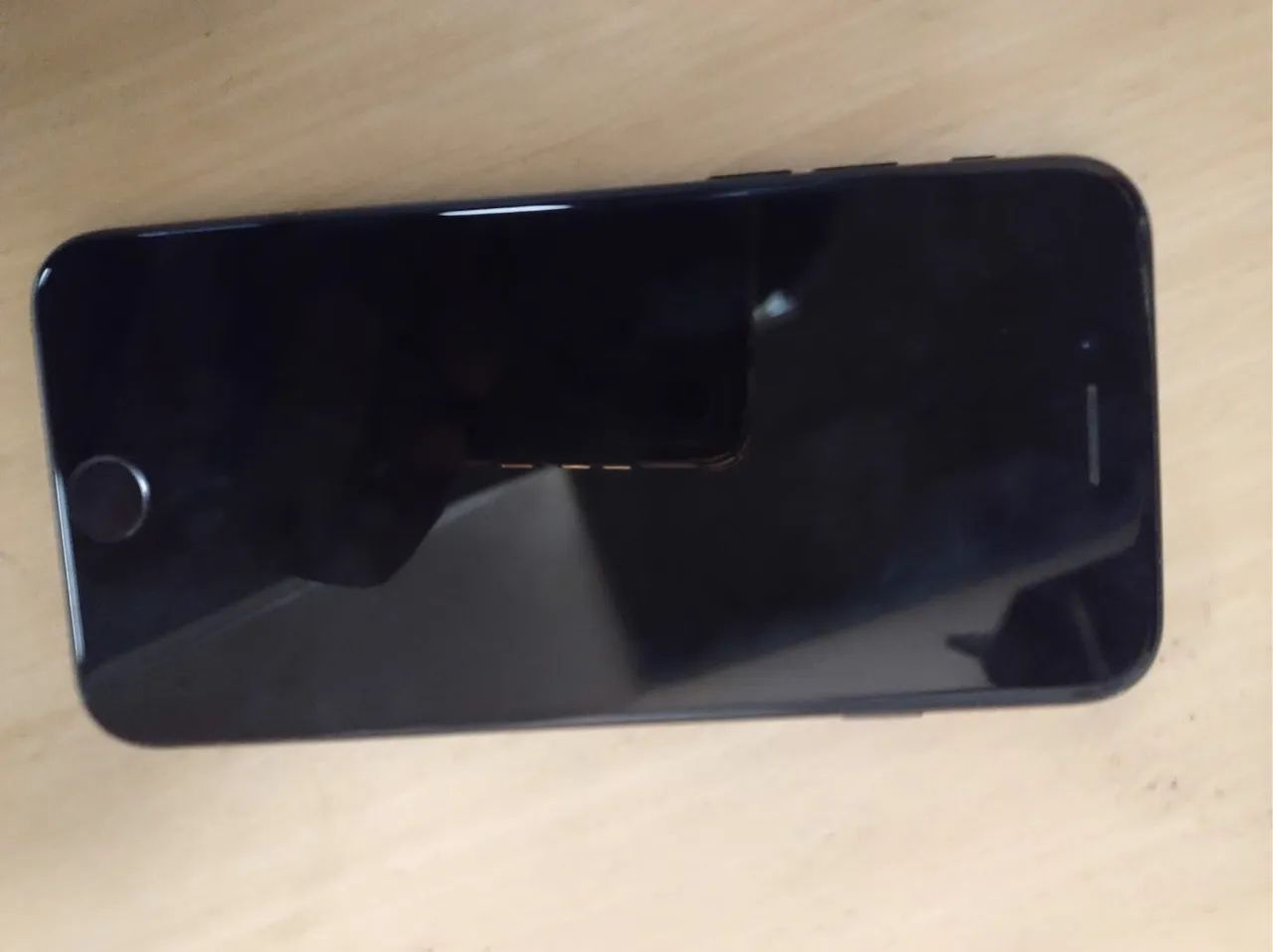 iPhone SE segunda geração sem muitas marcas de uso 