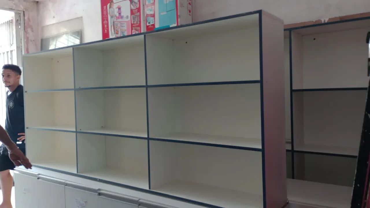 Armário de parede branco com prateleiras 