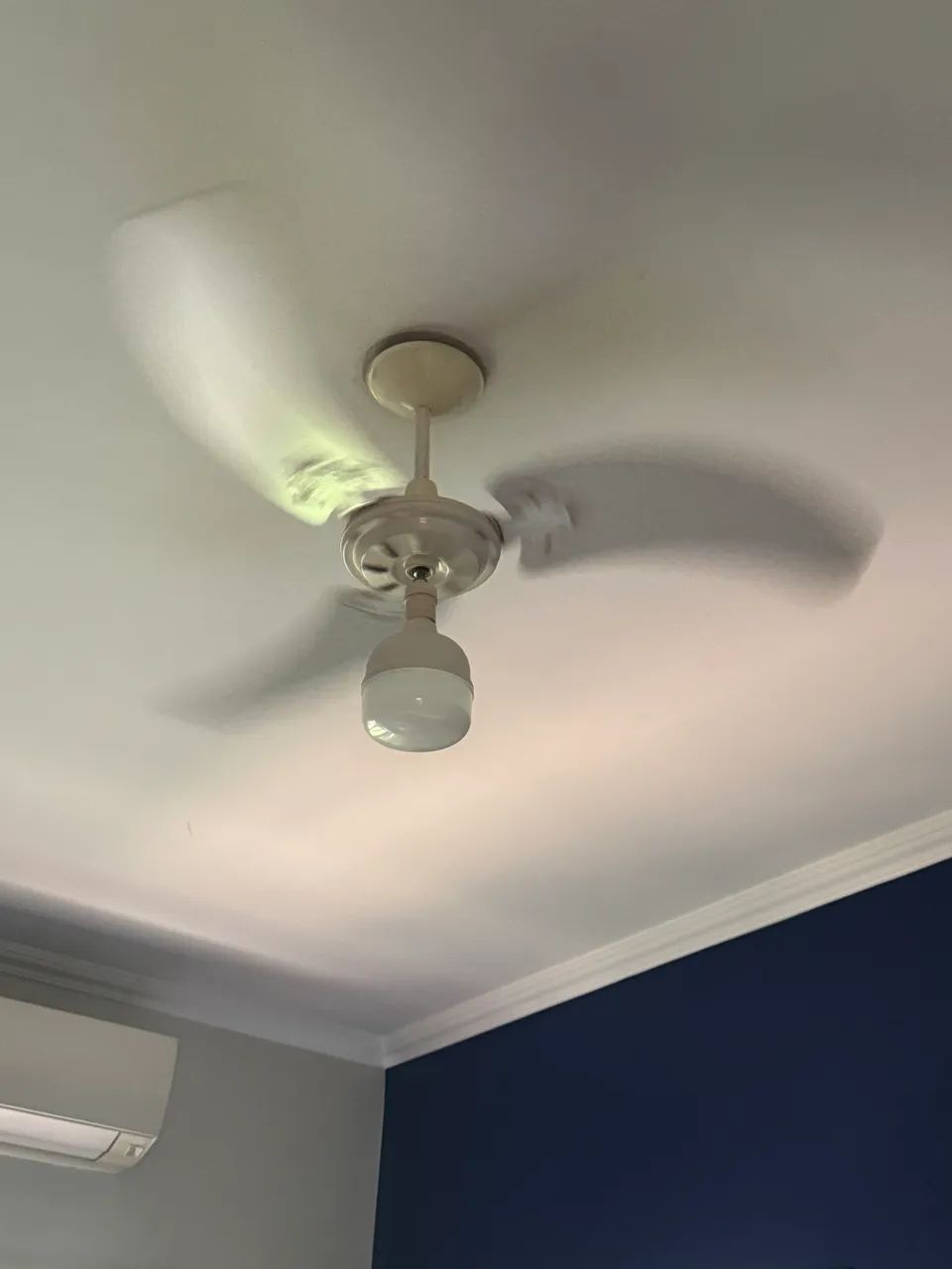 Ventilador de teto branco perfeito 