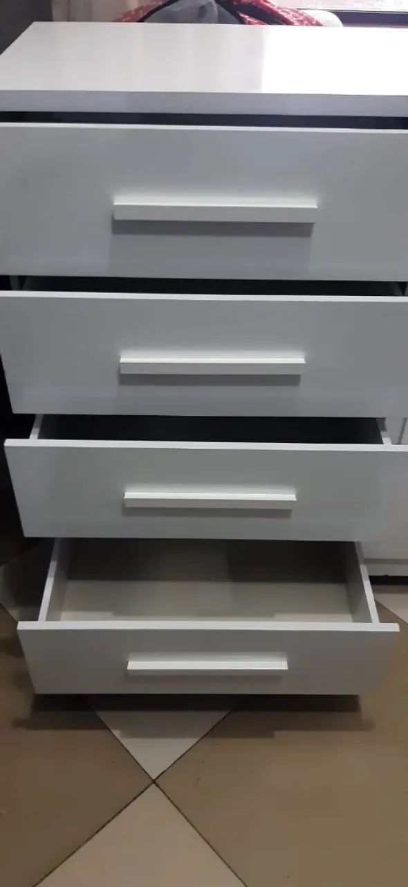 Cômoda branca de 4 gavetas com 1 porta - Foto 2