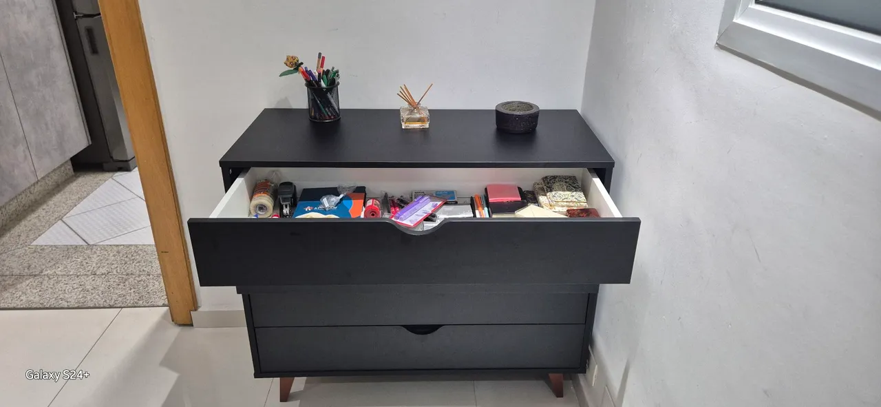Gaveteiro Preto Moderno - Organização e Estilo