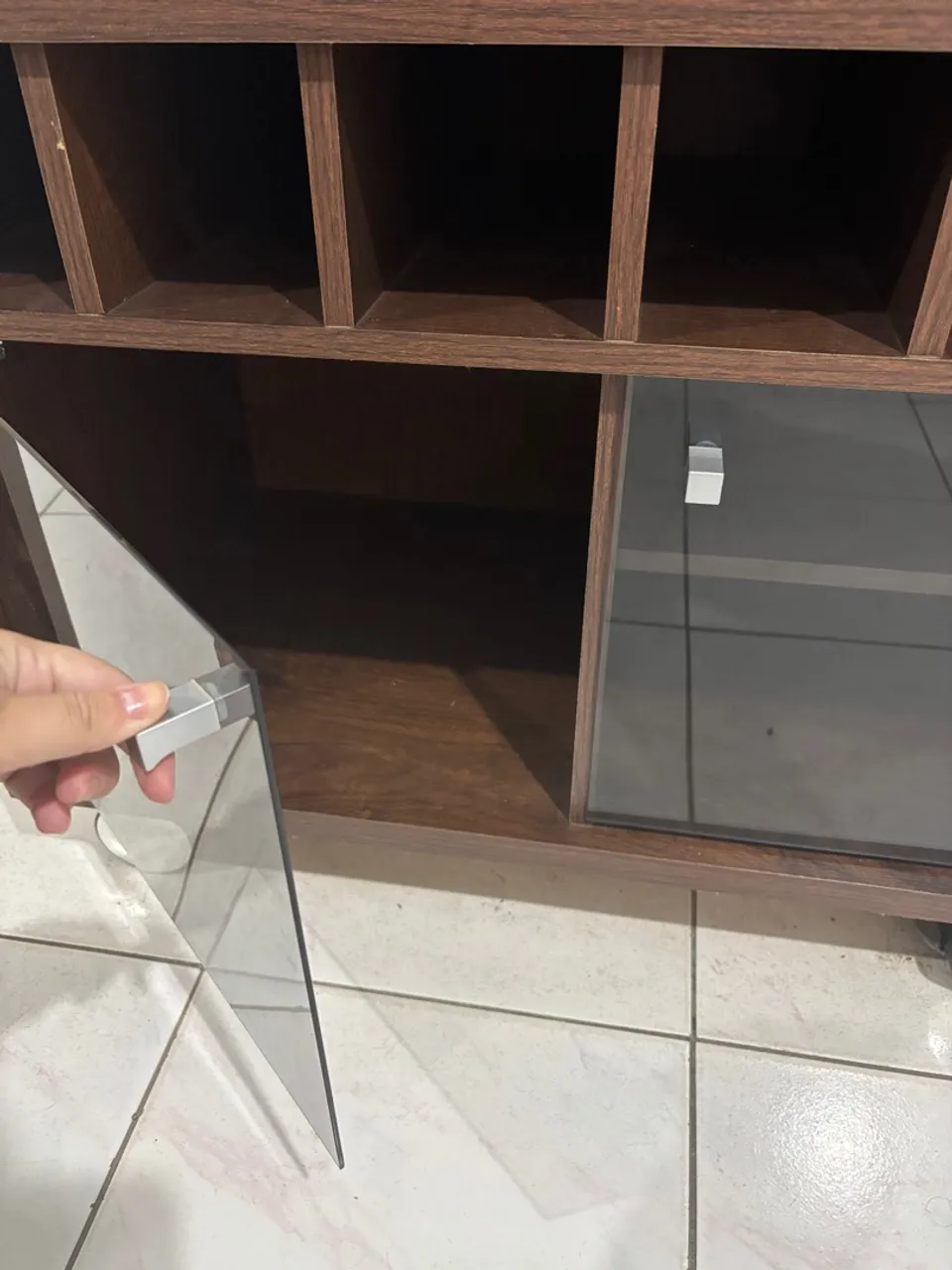Móvel de madeira com portas de vidro e espelho