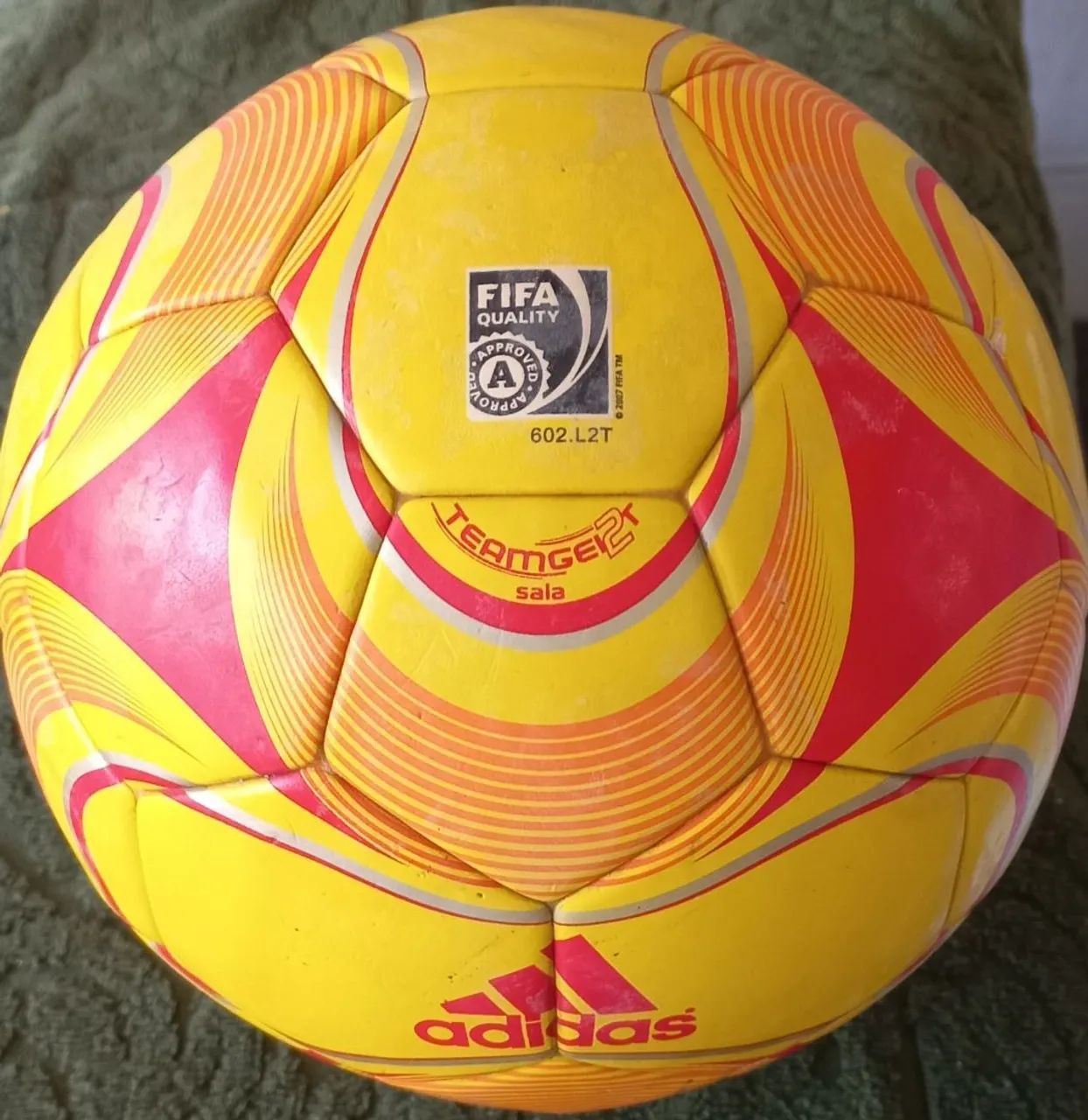 Bola de Futsal Adidas TeamGeist 2 Sala - FIFA Quality Mundial