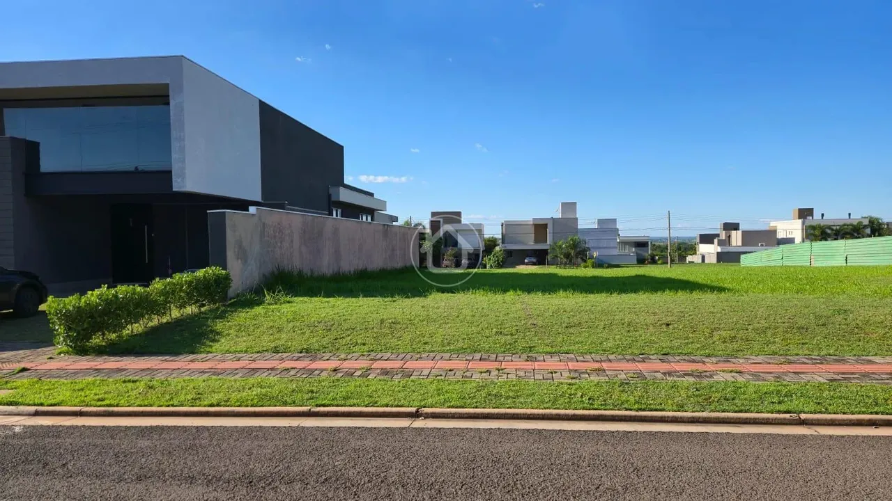 TERRENO ALPHAVILLE - ÓTIMA POSIÇÃO NO CONDOMÍNIO
