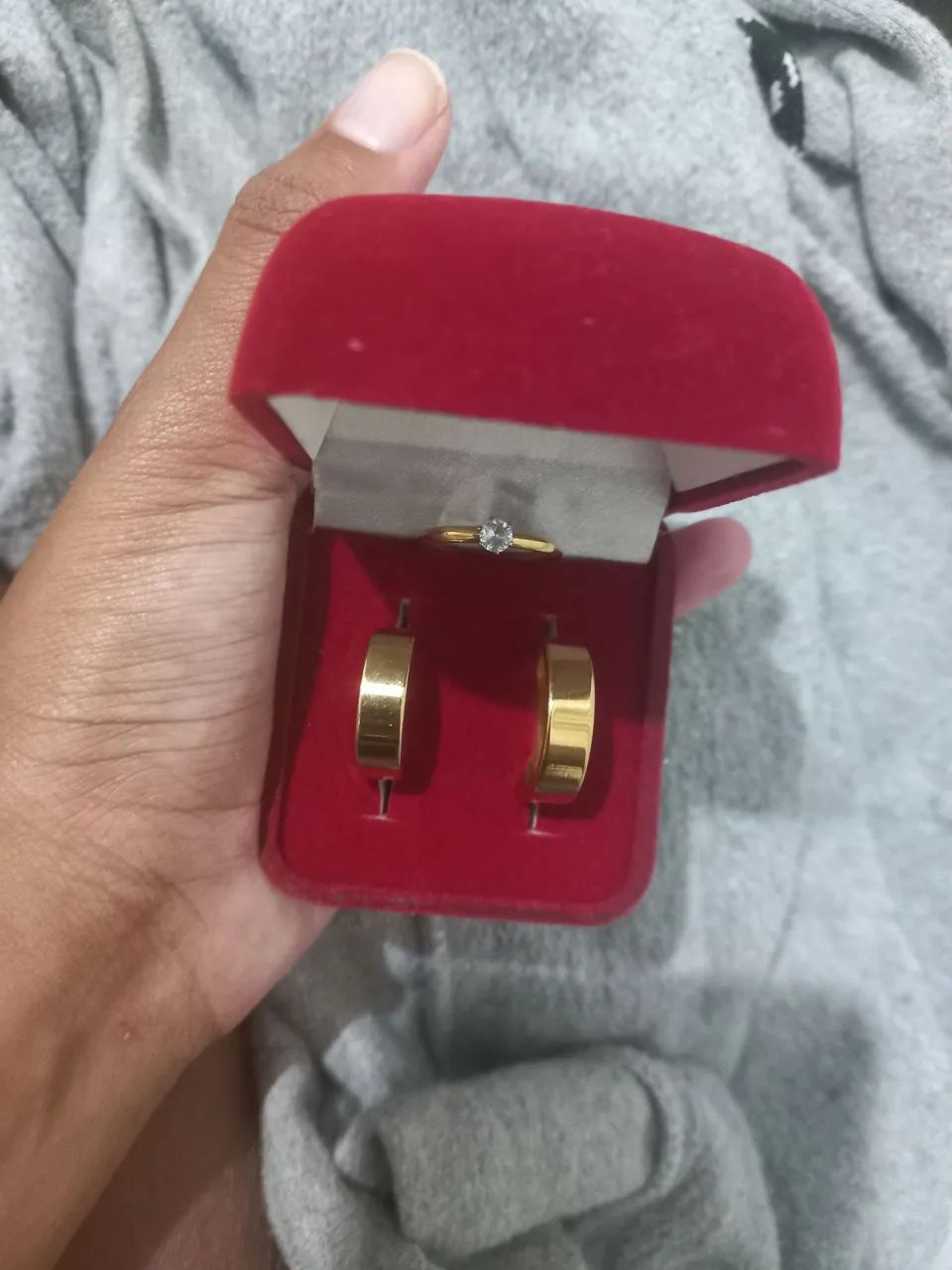 Anel de noivado e alianças