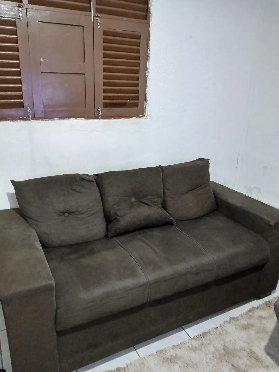 Sofá 3 lugares em tecido marrom