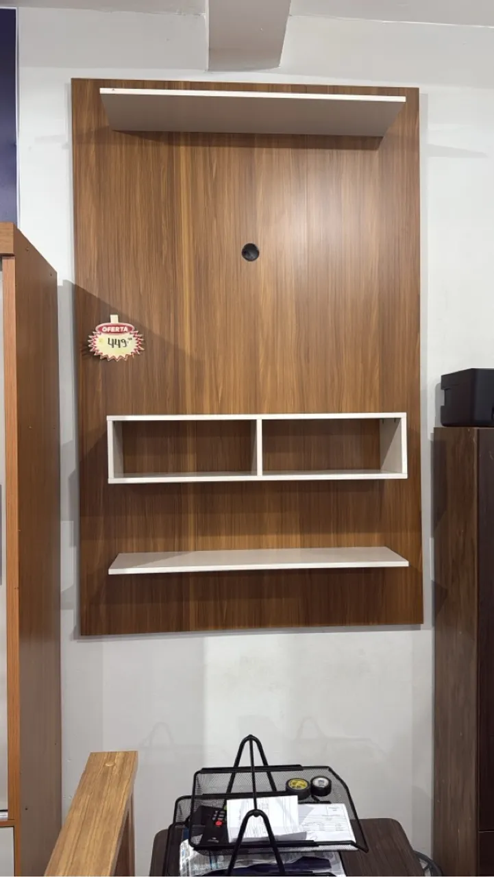 Painel para TV com nichos e prateleiras