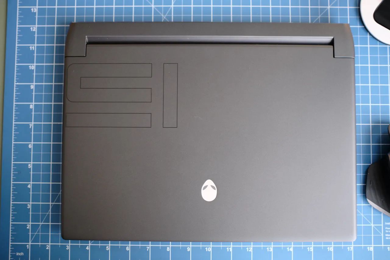 Notebook Alienware M15 R7 - i7 12700H / RTX 3060 / 16GB DDR5 / 1TB NVMe / QHD 240Hz  - Foto 3